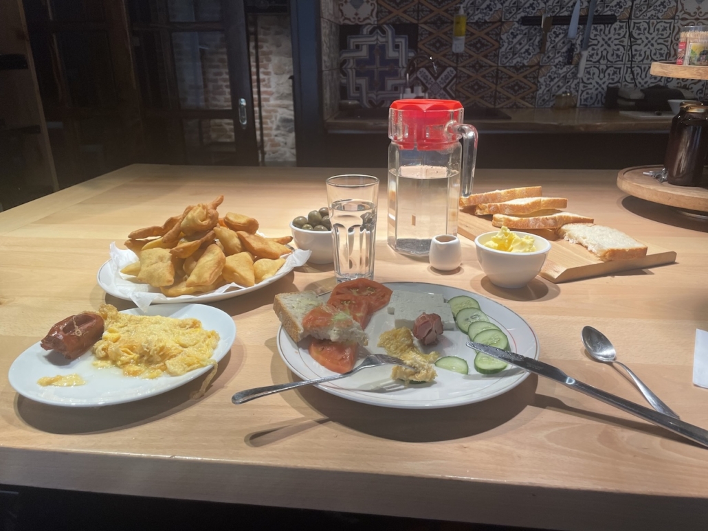 Albanialaisen hotellin runsas aamiainen.