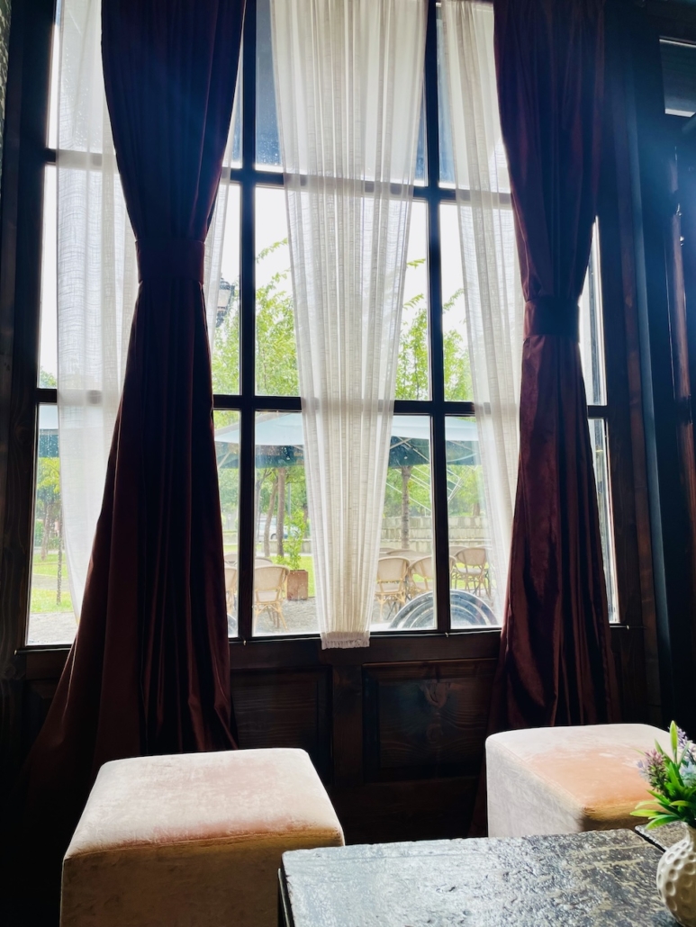 Hotellin kadulle näyttävissä ikkunoissa on tummat ikkunanpuitteet.