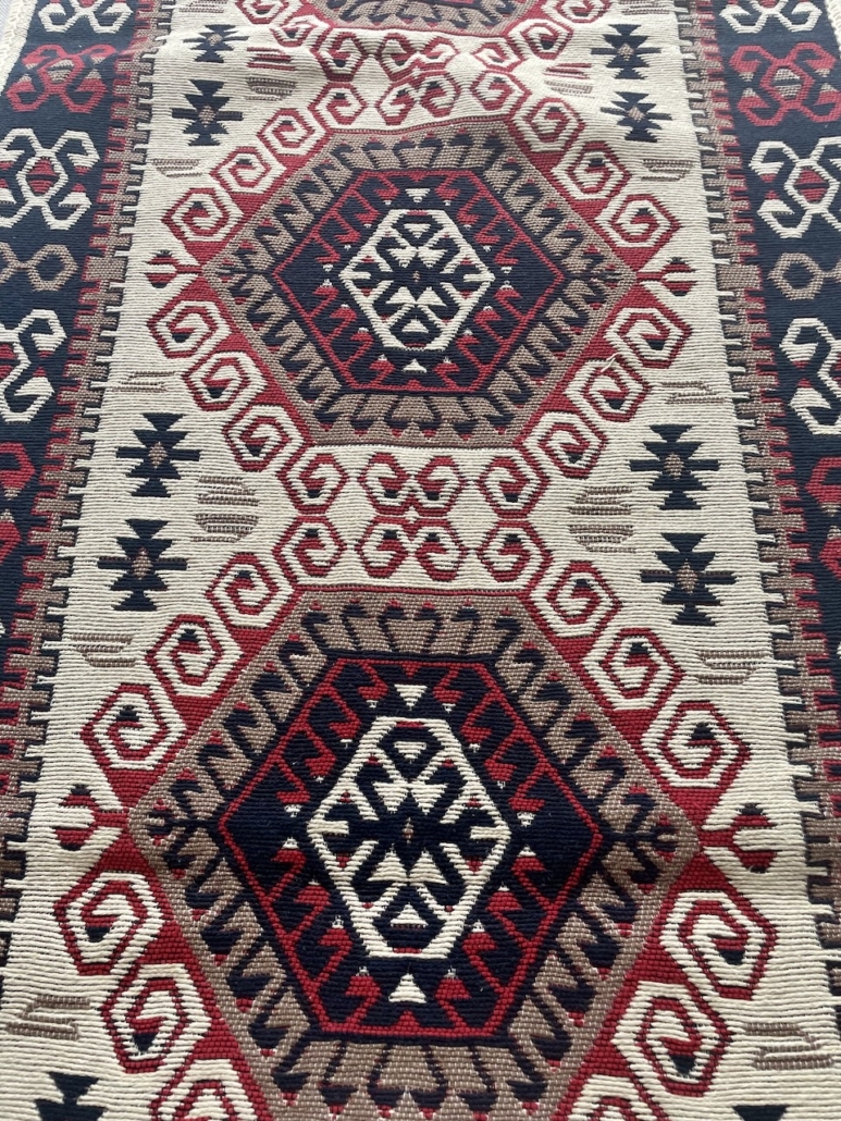 Albanialaisen maton kesäkuvio.