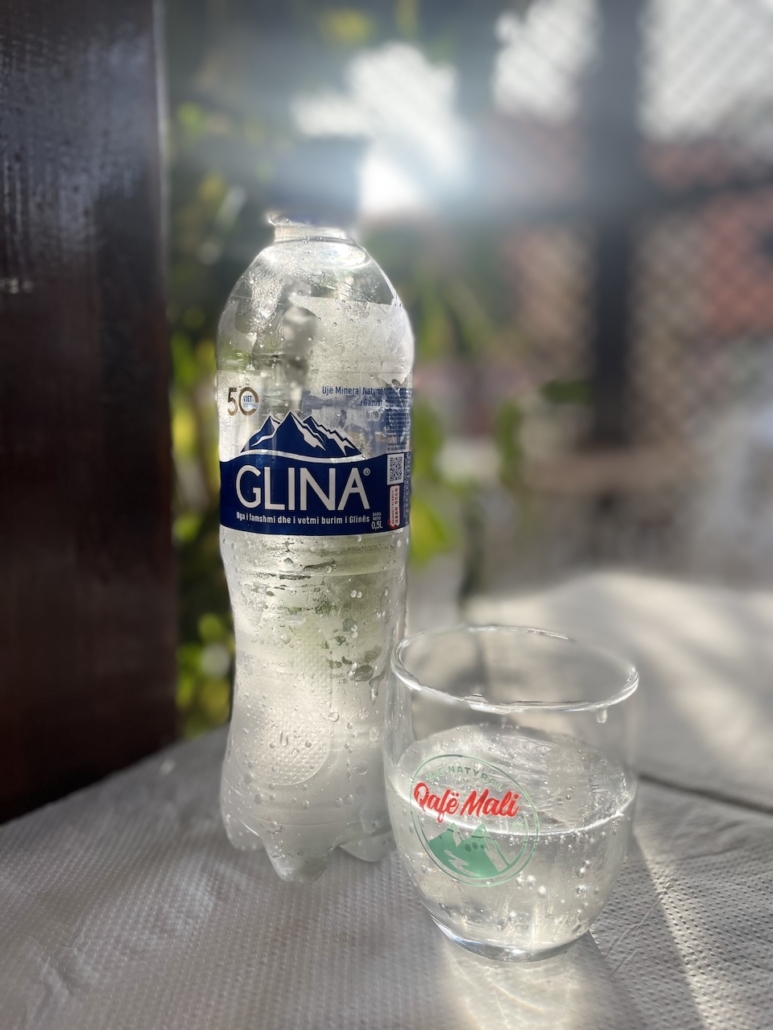 Luonnon mineraalivesi pullossa.