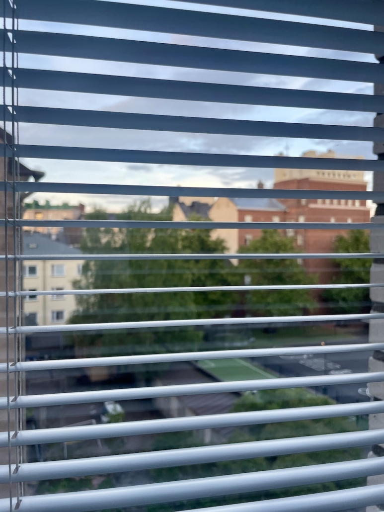 Uuden kodin ikkunasta näkyvä kaupunkimaisema.