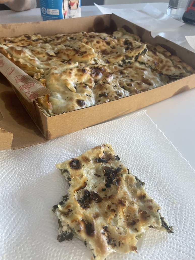 Lakror-piirakka noutopaketissa.