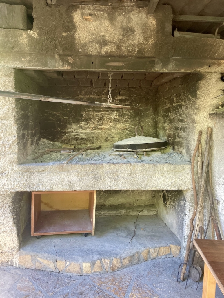 Lakror-uuni ja paistoastia.