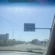 Matkalla Tiranaan Tiranan tienviitta taksin ikkunasta katsottuna.