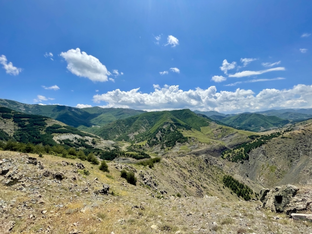 Morava-vuoriston rinteillä vuorottelevat havupuulaikut ja jyrkät kivikot.