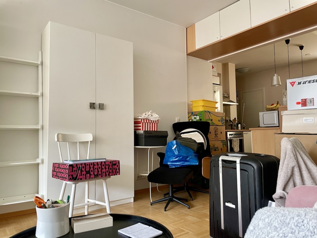 Kaikki tavarat levällään muuton keskellä.