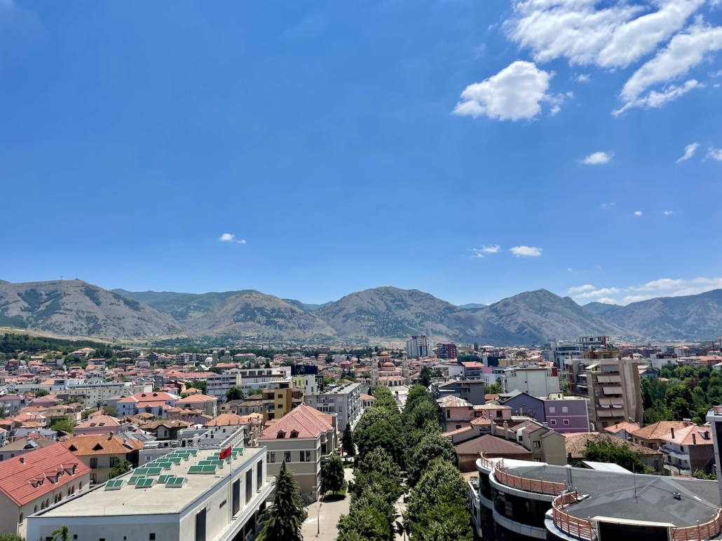 Näkymä Korçan näkötornista yli kaupungin.