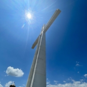 Valkoinen risti sinistä taivasta vasten Morava-vuoren huipulla.