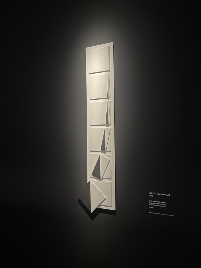 Teos nimeltä Seinäkonstruktio Amos Rexin taidenäyttelyssä.