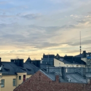 Uuden kodin ikkunasta näkyvä kaupunkimaisema.