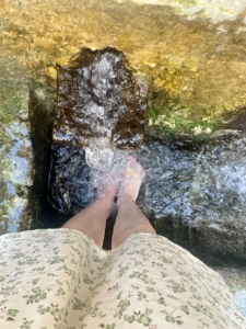 Jalkojen vilvoittelua vanhan kaupungin vuorilähteessä.