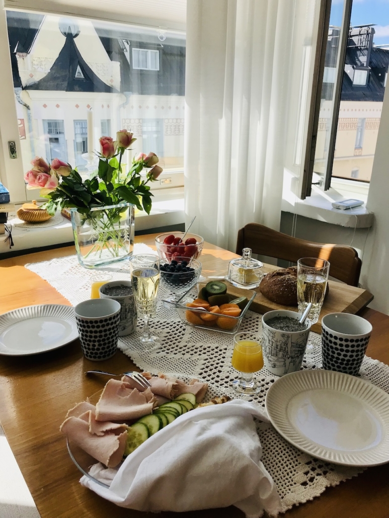 Aamiaispöytä katettuna Pietarinkadulla.