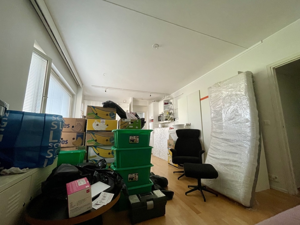 Uusi koti muuton jälkeen kun tavarat ovat muuttolaatikoissa.
