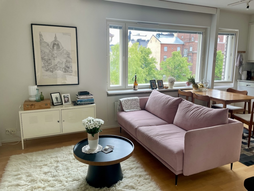 Uuden kodin olohuone sisustettuna.