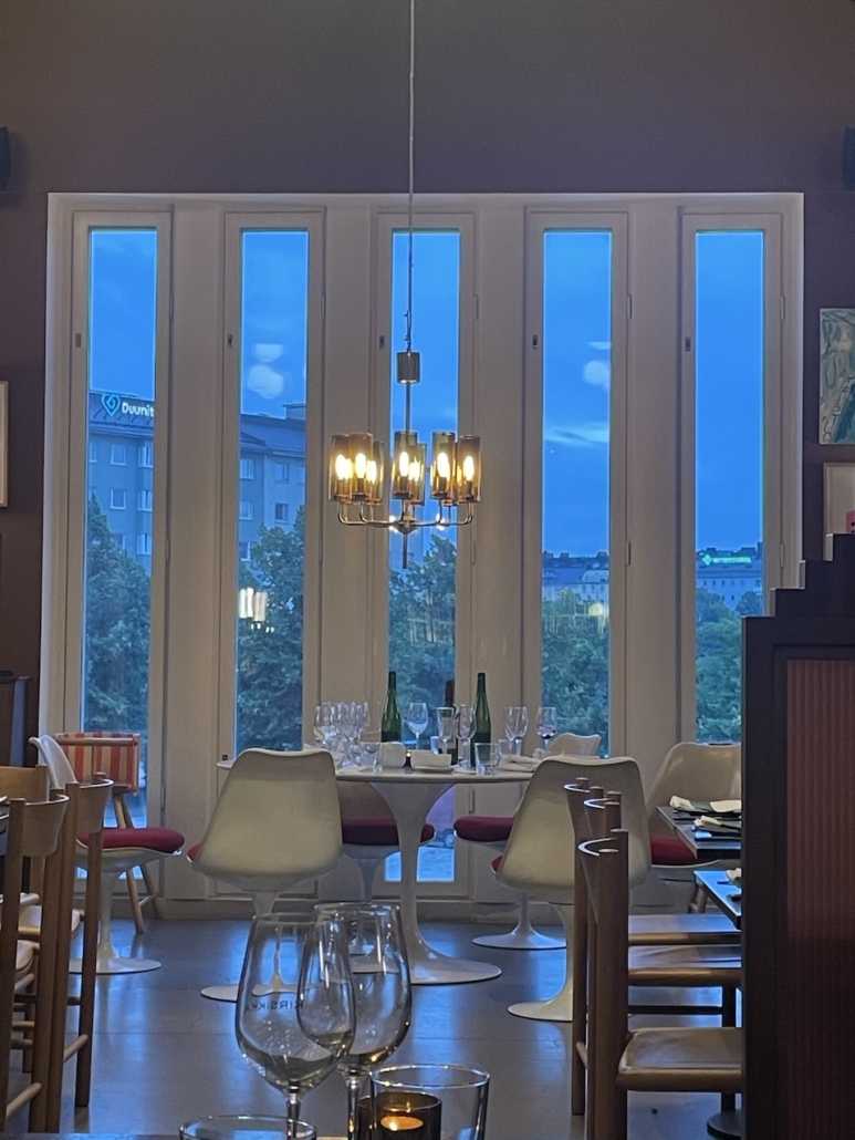Ravintola Kirsikan ikkunapöytä ja kaupunkinäkymä.