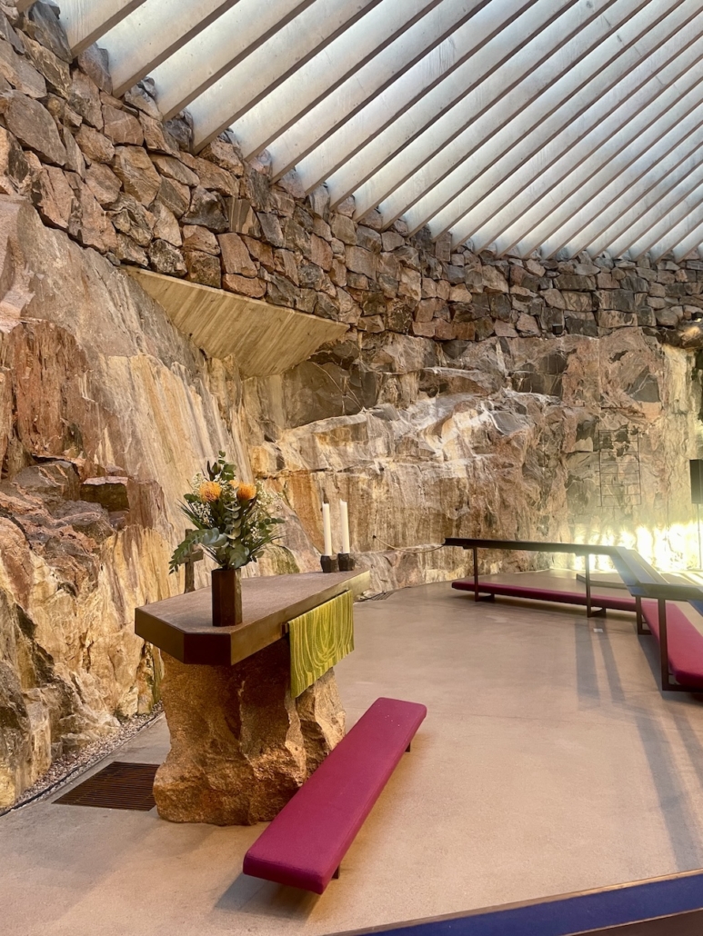 Temppeliaukion kirkon alttari.