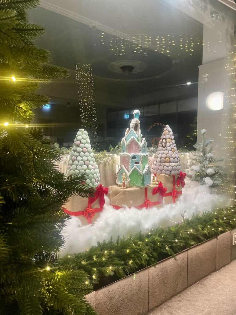 Piparkakkutalo Ekbergin jouluikkunassa Bulevardilla.