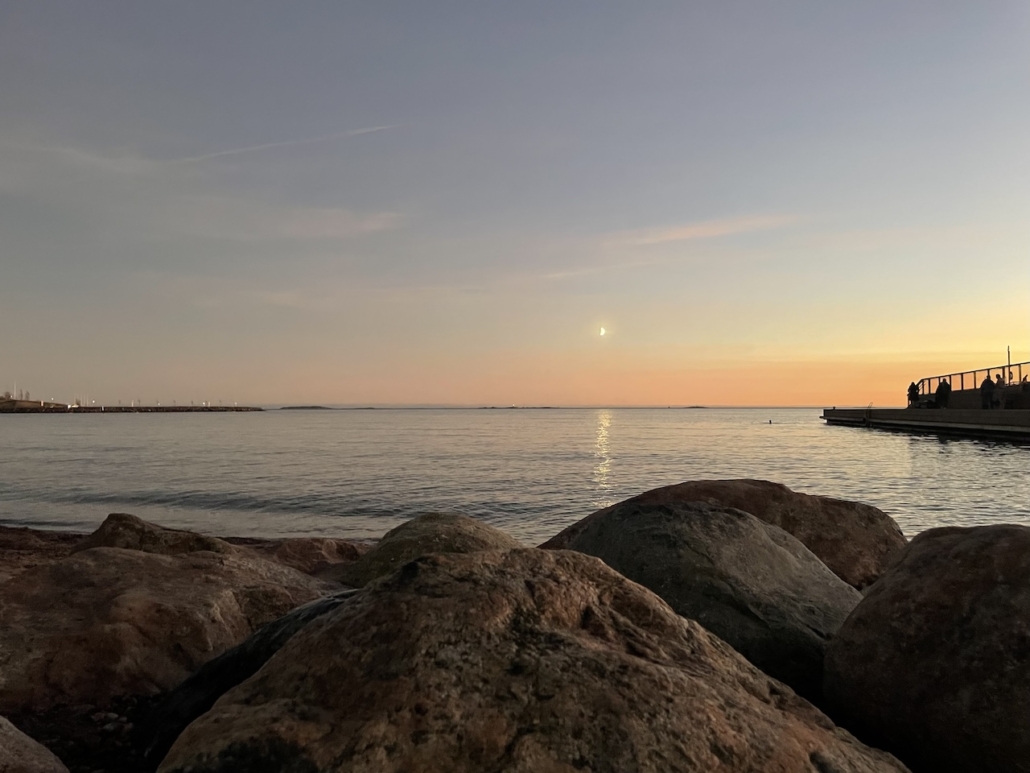 Horisontti hehkuu värejä marraskuun illassa.