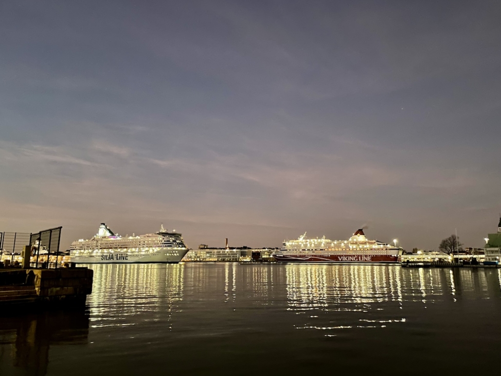 Silja Linen ja Viking Linen laivat lähdössä satamasta illansuussa.