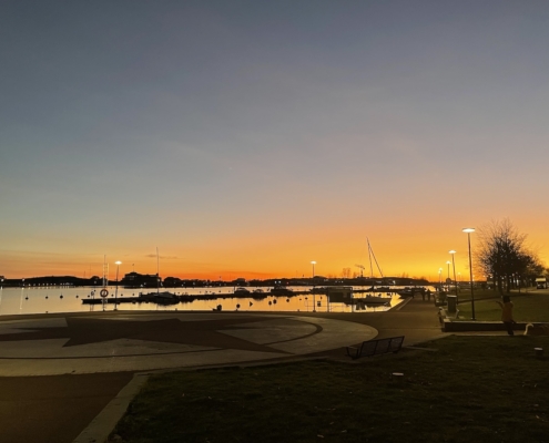 Kaivopuiston ranta auringonlaskun jälkeen.
