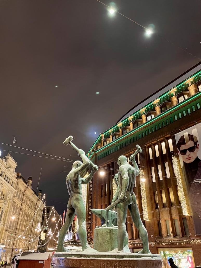 Kolmen sepän patsas Helsingin keskustassa Stockmannin edustalla.