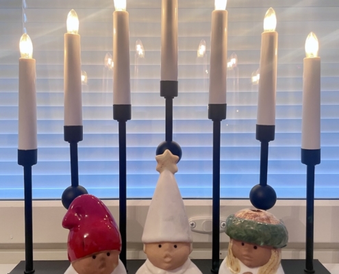 Joulun sähkökynttilät ja jouluaiheiset kynttilänpidikkeet.