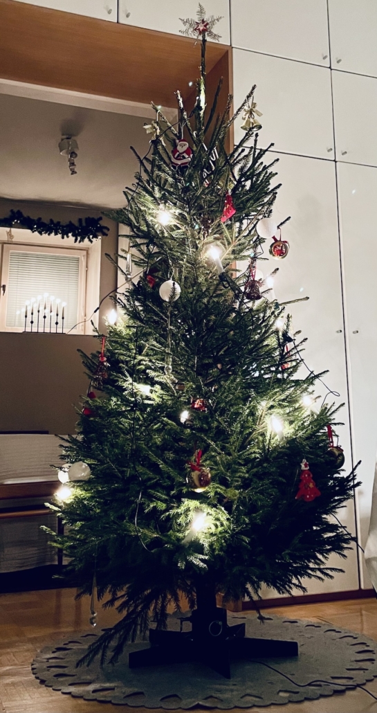 Joulukuusi 2022 Tuuhea joulukuusi Pietarinkadun asunnossa vuonna 2022.