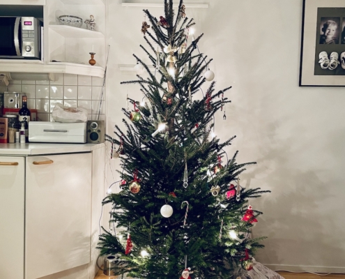 Koristeltu joulukuusi ja lahjapaketit kuusen alla.