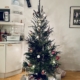 Koristeltu joulukuusi ja lahjapaketit kuusen alla.