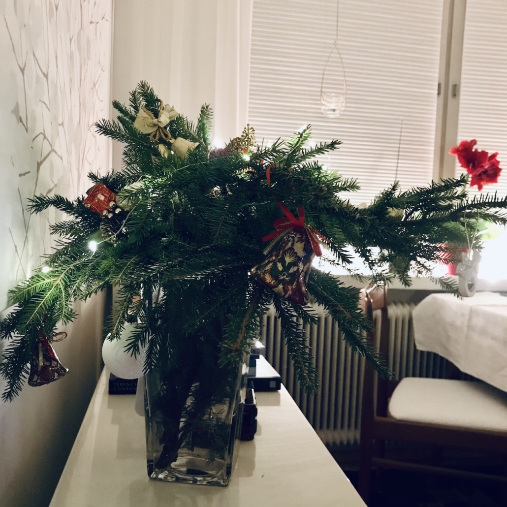 Jouluoksat 2021 Kuusenoksia maljakossa jouluna 2021.