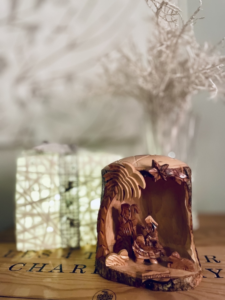 Jouluseimen ja jouluvalojen muodostama asetelma.