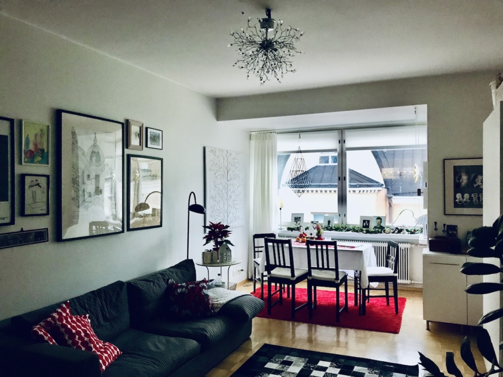 Kodin erkkeri 1 Ikkunaerkkeri ja sen edessä oleva ruokapöytä ja -tuolit.