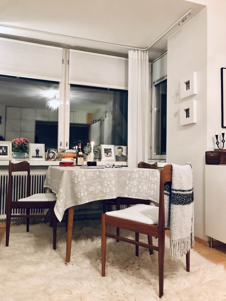 Kodin erkkeri 3 Tiikkinen ruokailuryhmä erkkerissä.