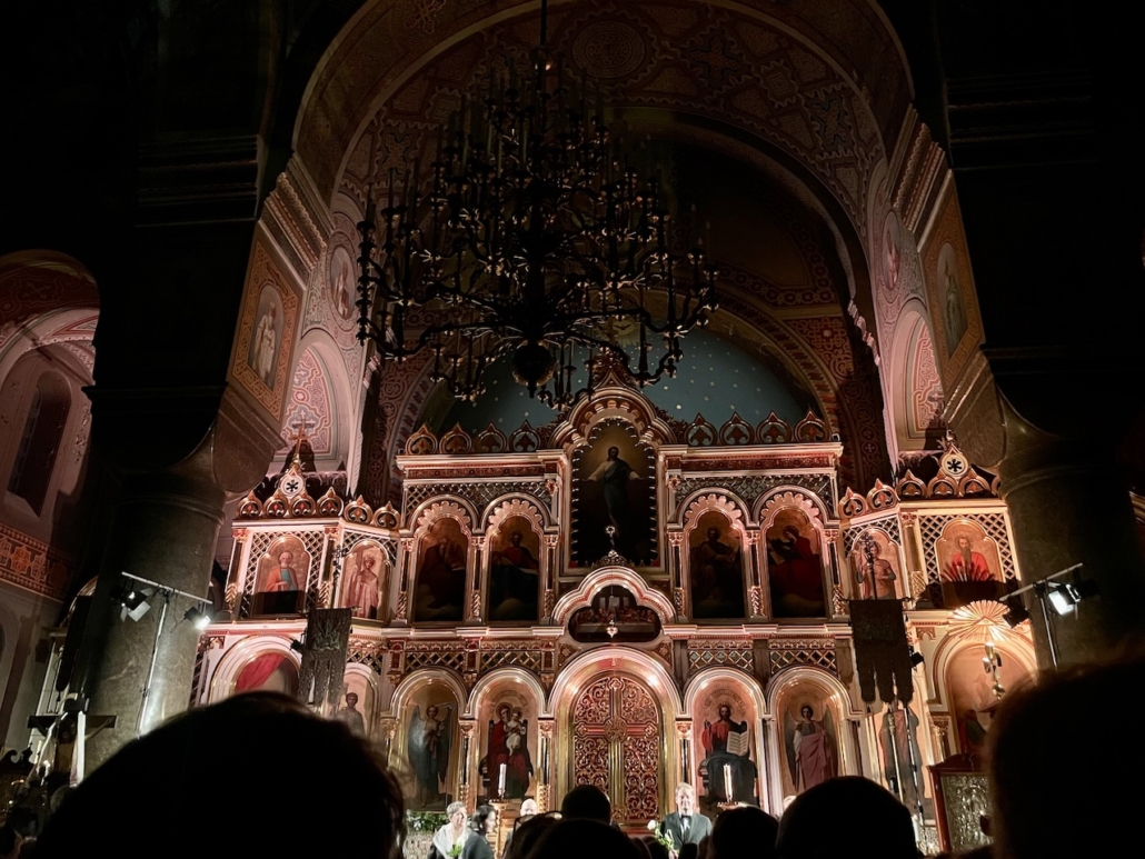 Uspenskin katedraalin ikonostaasi valaistuna Lumen Valon Mysterium-konsertissa.