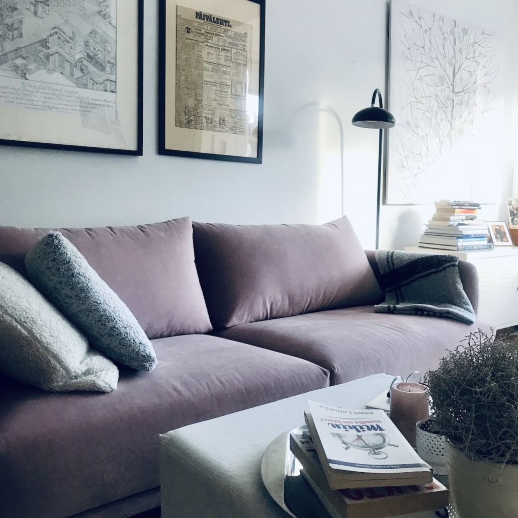 Roosanvärinen sohva.