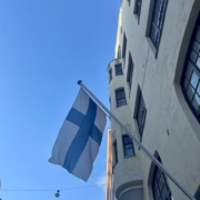 Suomen lippu Suomen lippu liehuu kerrostalon edessä.