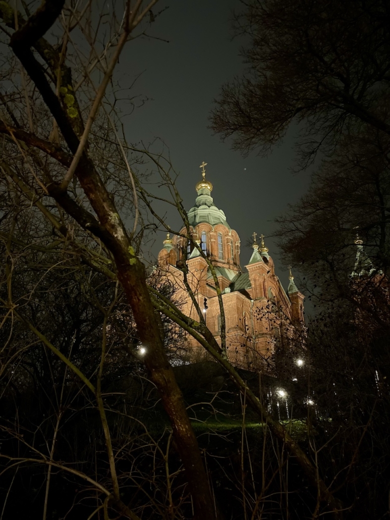 Uspenskin katedraali iltapimeällä.