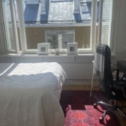 Makuuhuone kevättalven auringon valossa.