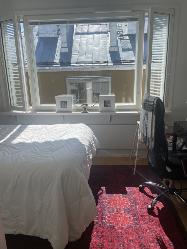 Makuuhuone kevättalven auringon valossa.