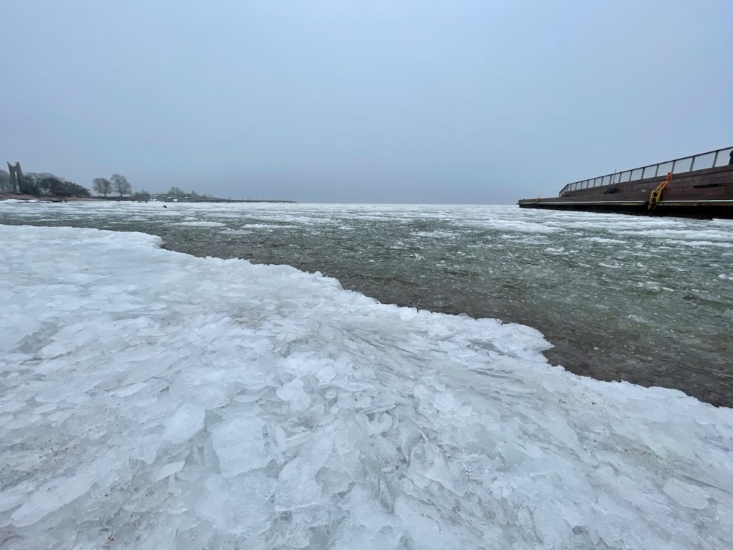 Mereltä valunut jäämassa täyttää Eiranrannan uintipoukaman.