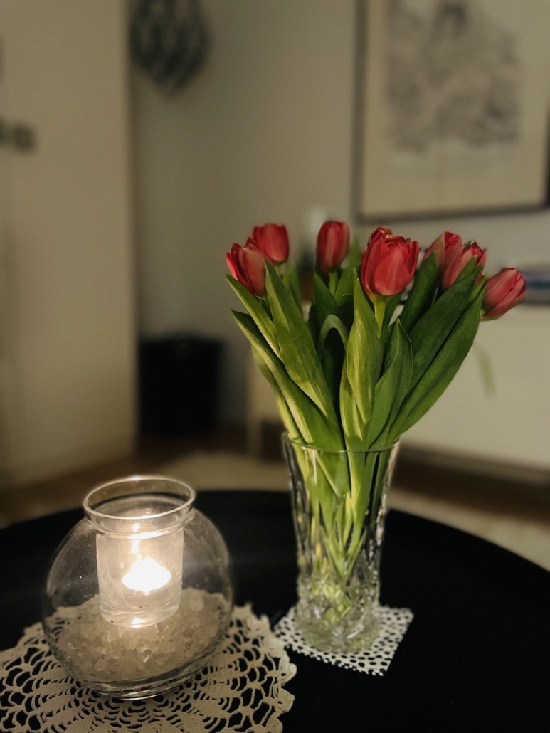 Tulppaanikimppu ja palava tuikku lauantai-iltana.