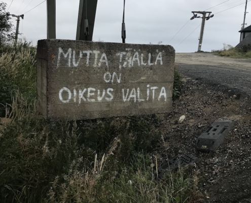 Kuva tekstistä, jossa lukee "Mutta täällä on oikeus valita".