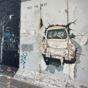 Berliinin muuriin maalattu Trabantin kuva.