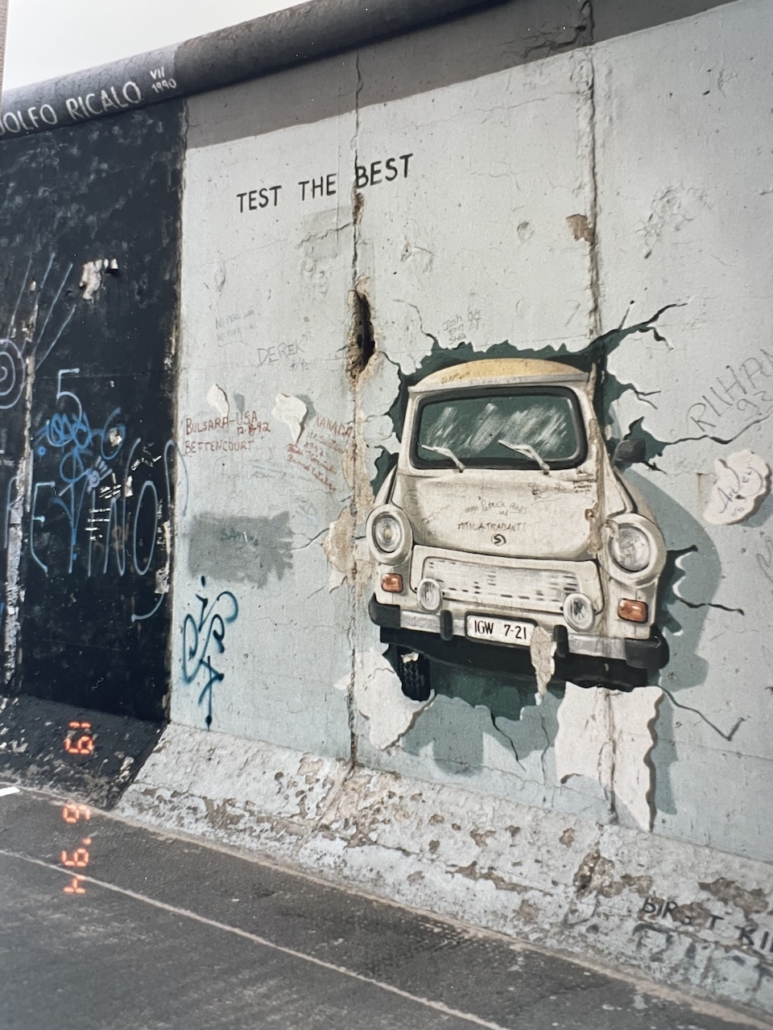 Berliinin muuriin maalattu Trabantin kuva.