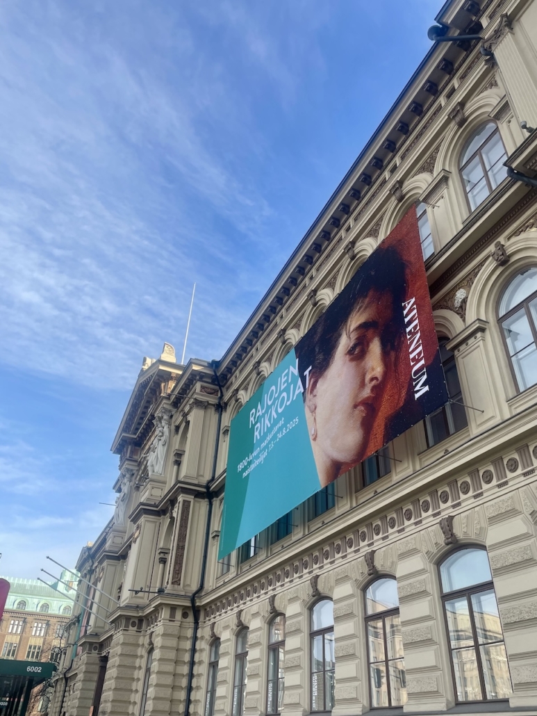 Taidemuseo Ateneumin julkisivu, jossa mainosbanneri näyttelystä Rajojen rikkojat.