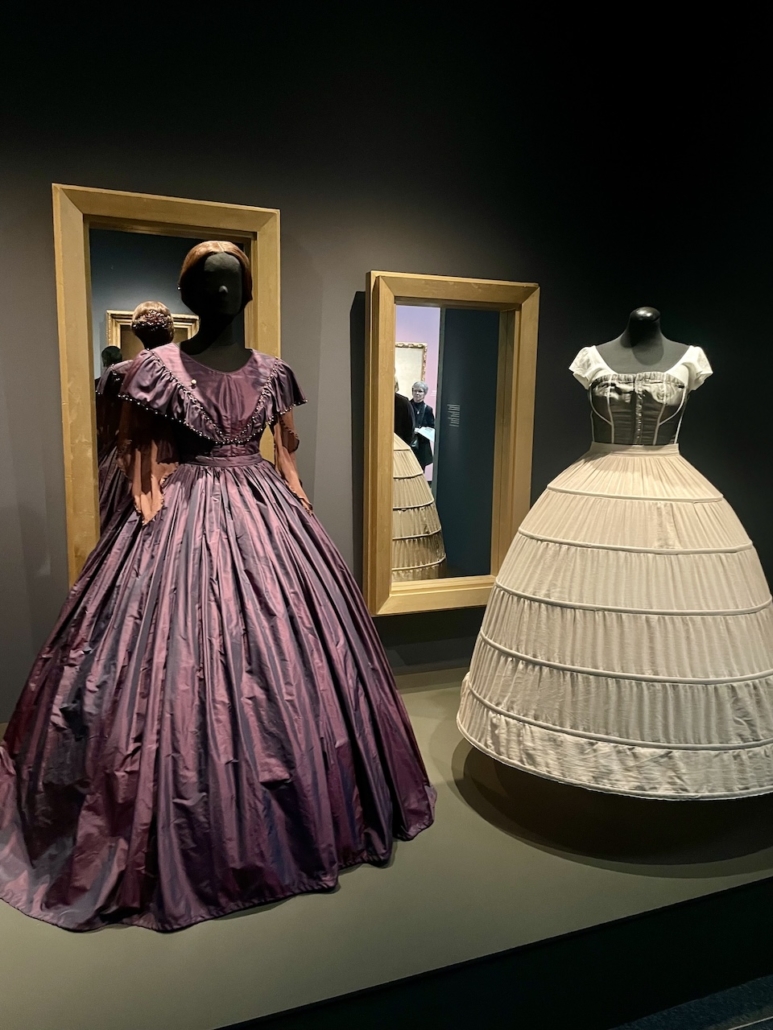 1800-luvun vannehame eli krinoliini.