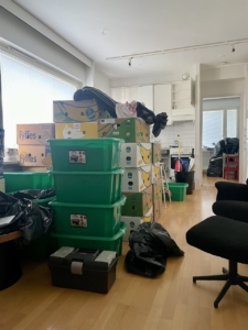 Muuttolaatikot uudessa kodissa.