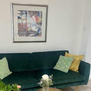 Metsänvihreä sohva Hiusmuotoilua Chagallin odotustilassa.