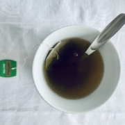 Teekuppi ja lusikka.