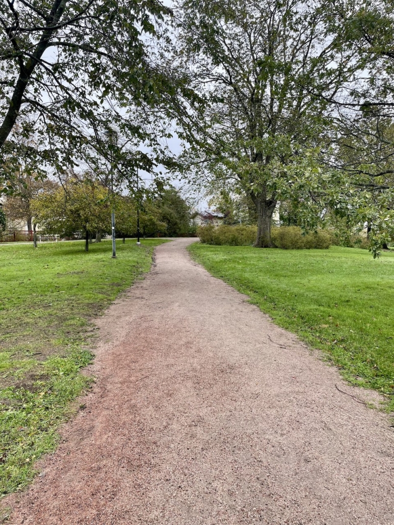 Hiekkainen puistotie.